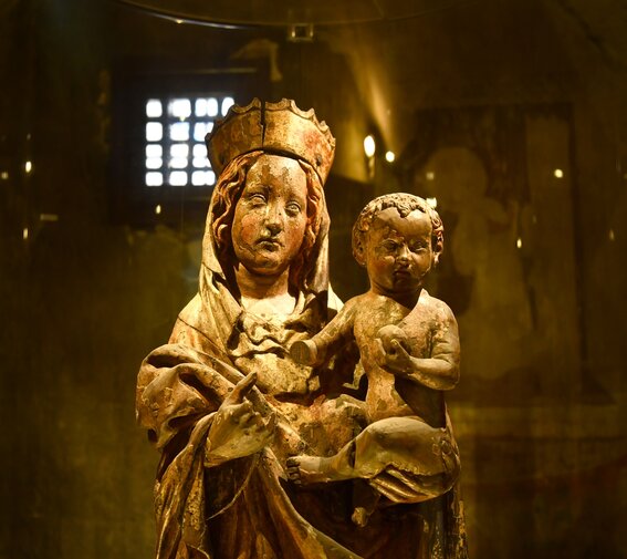 Złota Madonna wraz z Dzieciątkiem Jezus. Rzeźba z drewna lipowego ma liczne ubytki, np. brak palców u prawej ręki. Na ok. połowie części rzeźby brakuje polichromii. 