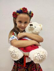 Dziewczynka z misiem_Fundacja Świętego Mikołaja.jpg