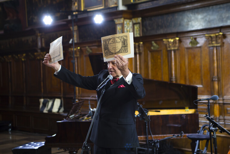 Prof  Janusz Jaśkiewicz przekazał pamiątki po rodzinie Lewandowskich, przedowojennych gdańszczan, fo