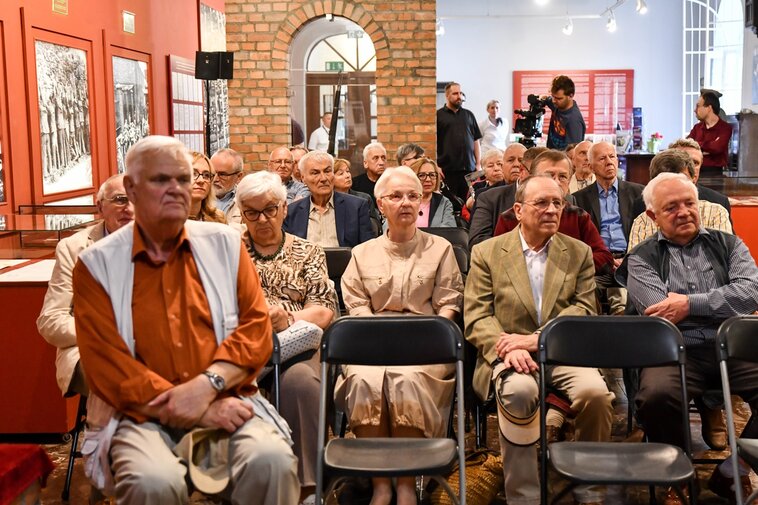 Członkowie Koła Rodzin byłych Pracowników Poczty Polskiej w Wolnym Mieście Gdańsku podczas uroczystości. 