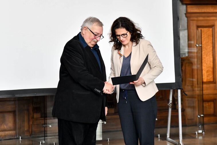 Prof. Błażej Śliwiński otrzymuje Nagrodę Prezydenta Miasta Gdańska w Dziedzinie Kultury.