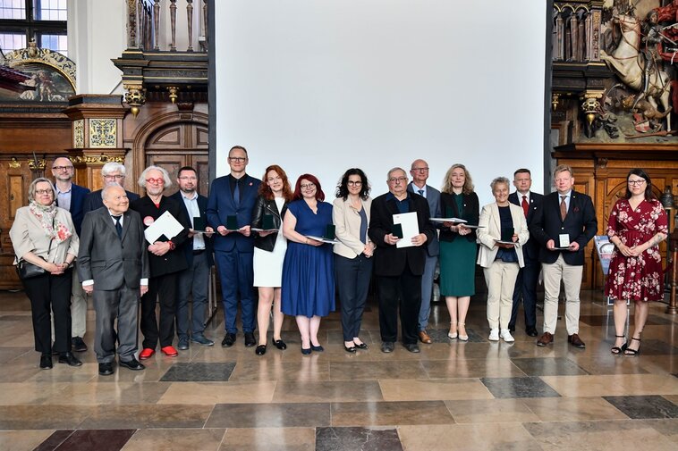 Członkowie Komitetu Wiedzy Gedanopedii oraz prezesi Fundacji Gdańskiej wraz z Aleksandrą Dulkiewicz, prezydent Gdańska. Od lewej: Ewa Szymańska, Janusz Dargacz, Andrzej Januszajtis, Cezary Windorbski, Andrzej Stelmasiewicz, Piotr Paluchowski, Leszek Molendowski, Sylwia Bykowska, Agata Biały, Aleksandra Dulkiewicz, Błażej Śliwiński, Sławomir Kościelak, Beata Możejko, Danuta Popinigis, Waldemar Ossowski, Jacek Bendykowski oraz Ewa Jeżewska. 