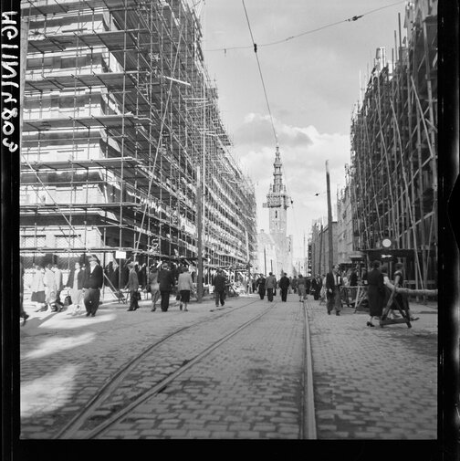 Widok na ulicę Długą i Ratusz Głównego Miasta, fot. K. Lelewicz (ok. 1950), mat. MG