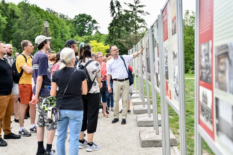 Wernisaże Historii Gdańskich Dzielnic zawsze przyciągają szerokie grono sympatyków historii małych ojczyzn. Na zdjęciu uczestnicy wernisażu wystawy plenerowej o historii Gdańsku-Oruni.