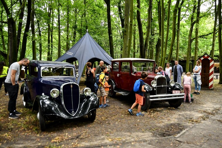 Na wydarzeniu każdego roku prezentowane są zabytkowe automobile, wyposażenie oraz uzbrojenie. 