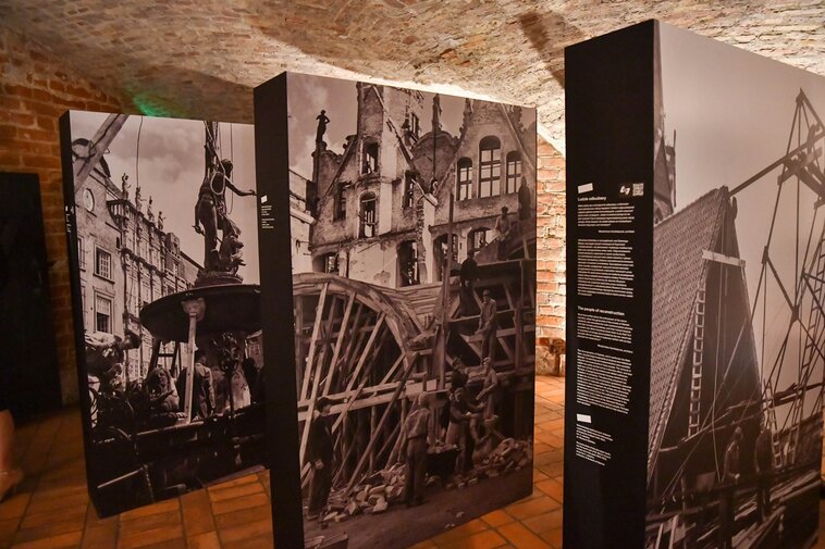 Minimalistycznie przygotowana wystawa opowiada o fenomenie odbudowy powojennego Gdańska. 