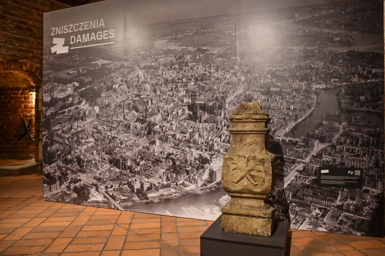Zwiedzanie otwiera wielkoformatowe zdjęcie lotnicze zniszczonego Gdańska z 1947 roku, które przekazał śp. Jerzy Główczewski. 