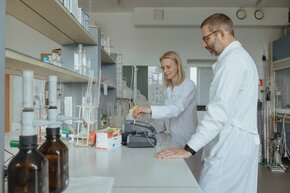Prof. Robert Bogdanowicz i prof. Sylwia Fudala-Książek w Środowiskowym Laboratorium Biotechnologii Wody i Ścieków. Fot. Bartosz Bańka / Politechnika Gdańska