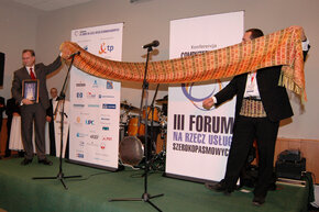 Robert Czarnecki, Wiceprezes firmy Ericsson sp. z o.o. (z lewej) odbiera nagrodę "Szeroki Pas"