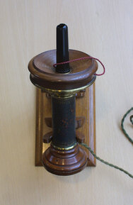 Model pierwszego telefonu firmy Ericsson łączył słuchawkę i mikrofon w jednym urządzeniu. 