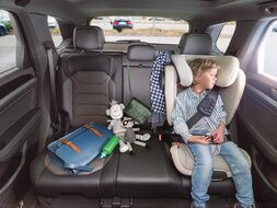 Czujniki wykrywania wnętrza stają się coraz ważniejsze w pojazdach typu car-sharing i w dobie zautomatyzowanej jazdy. Łącząc różne technologie, Bosch umożliwia niezawodne wykrywanie osób znajdujących się w pojeździe i ich stanu. Wykrywanie parametrów życiowych za pomocą czujników lub technologii UWB zapewnia większe bezpieczeństwo wszystkim użytkownikom dróg.