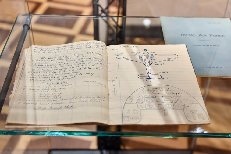Notatki RAF dla pilotów i personelu latającego z czasów II wojny światowej opisujące obsługę karabinów samolotu. Tekst w języku angielskim, niekiedy odręczne pismo w języku polskim. 