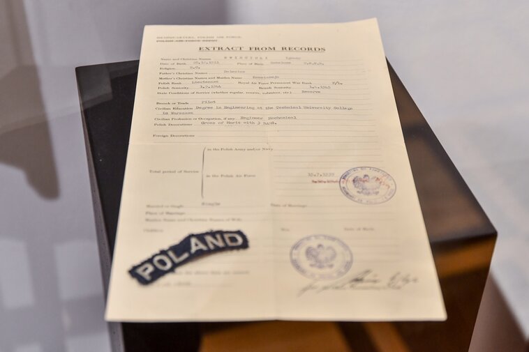 Wyciąg akt osobowych Ignacego Święcickiego z 1948 roku. Dokument służby w PAF w języku angielskim. Obok naszywka z napisem Poland.  
