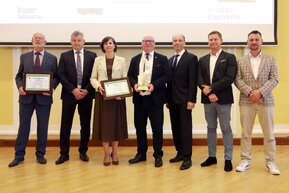 Na zdjęciu od lewej: prof. Henryk Krawczyk, pomysłodawca powstania CK STOS PG, Marcin Lewandowski, wiceprezes NDI, Małgorzata Winiarek-Gajewska, prezes NDI, prof. Krzysztof Wilde, rektor PG, Mariusz Miler, kanclerz PG, Michał Sadowski, dyrektor projektu z firmy NDI, Dominik Kardynał, kierownik budowy. Fot. materiały PZITB.