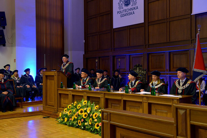 Na zdjęciu przy mównicy, prof. Krzysztof Wilde, rektor PG,  prof. Dariusz Mikielewicz, prorektor ds. organizacji i rozwoju, prof. Sławomir Milewski, prorektor ds. nauki,  prof. Janusz Nieznański, prorektor ds. umiędzynarodowienia i innowacji, prof. Barbara Wikieł, prorektorka ds. studenckich, prof. Mariusz Kaczmarek, prorektor ds. kształcenia. Fot. Krzysztof Krzempek/PG