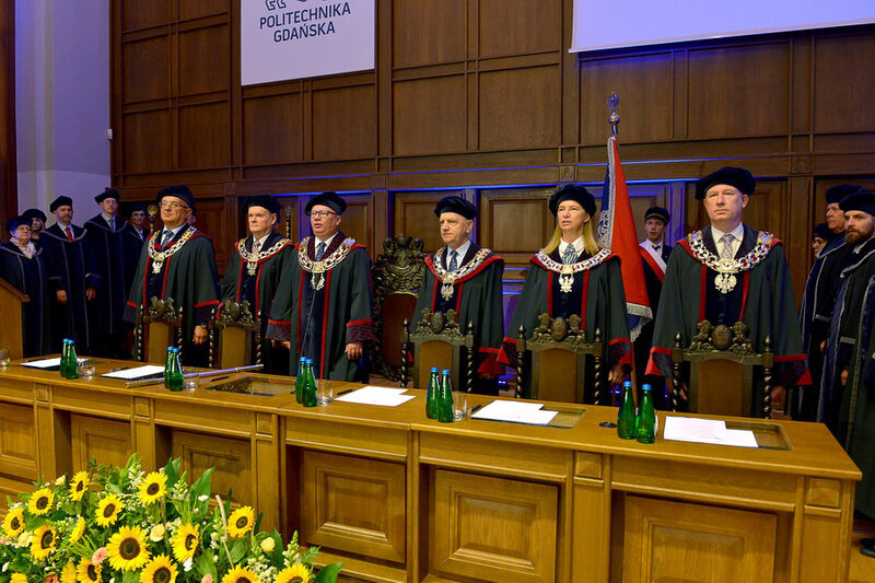 Na zdjęciu od lewej prof. Dariusz Mikielewicz, prorektor ds. organizacji i rozwoju, prof. Sławomir Milewski, prorektor ds. nauki, prof. Krzysztof Wilde, rektor PG, prof. Janusz Nieznański, prorektor ds. umiędzynarodowienia i innowacji, prof. Barbara Wikieł, prorektorka ds. studenckich, prof. Mariusz Kaczmarek, prorektor ds. kształcenia. Fot. Krzysztof Krzempek/PG