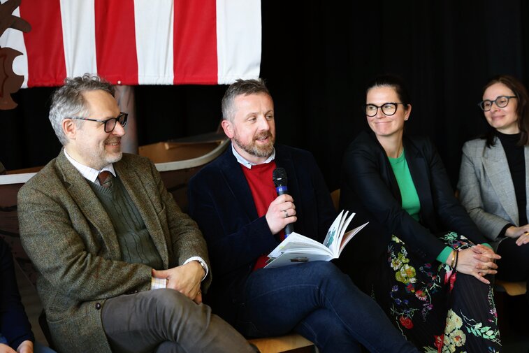 Na zdjęciu od lewej: twórcy przewodnika prof. Jacek Friedrich i ilustrator Adam Pękalski oraz Aleksandra Dulkiewicz, prezydent Gdańska i Barbara Frydrych, dyrektorka Biura Kultury UMG 