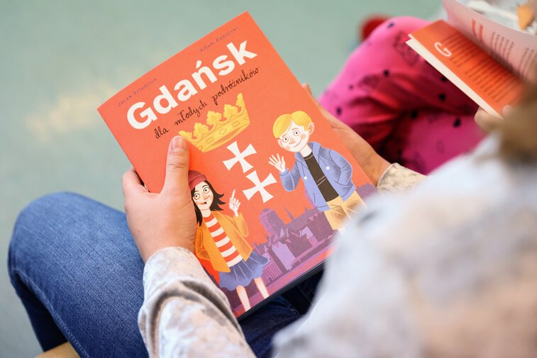  Książka Gdańsk dla młodych podróżników w rękach dziecka
Pobierz plik: premiera książki Gdańsk dla młodych podróżników, fot Dominik Paszliński (6)
