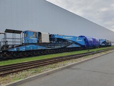 Wagon transportowy przewożący 435-tonowy stojan generatora dla elektrowni w Ostrołęce.jpg