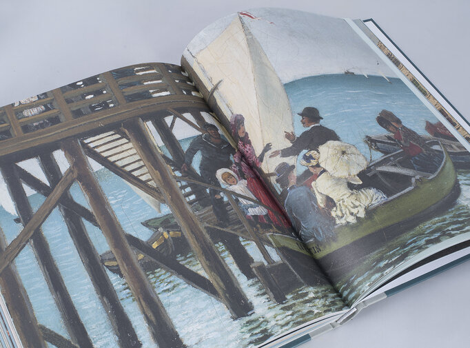 Wśród wizerunków obrazów znajdują się też sceny życia codziennego. Na obu stronach reprodukcja obrazu przedstawiającego ludzi wsiadającego do łodzi. W tle fragment mola. 