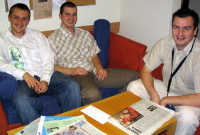 Pracownicy EPO prowadzący projekt. Od lewej siedzą Łukasze: Styś, Ostrowski, Chorzępa.