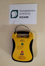 KGHM dba o bezpieczeństwo uczniów – szkoły patronackie wyposażone w defibrylatory (4).jpg