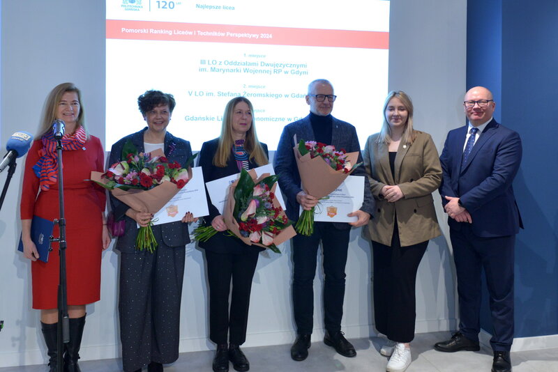 Na zdjęciu: prof. Krzysztof Wilde, rektor PG, prof. Barabra Wikieł, prorektor ds. studenckich PG, Oliwia Hauchszulz, przewodnicząca Samorządu Studentów PG oraz dyrektorzy szkół: Wiesław Kosakowski Dyrektor, dyrektor III LO w Gdyni, Małgorzata Bąk, dyrektorka V LO w Gdańsku oraz Monika Biblis, dyrektorka Gdańskiego Liceum Autonomicznego. Fot. Krzysztof Krzempek/PG