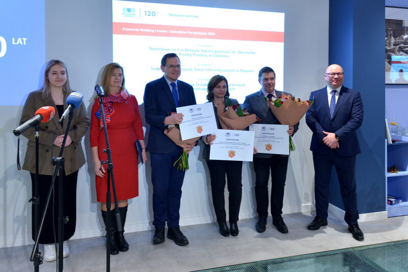 Na zdjęciu: prof. Krzysztof Wilde, rektor PG, prof. Barabra Wikieł, prorektor ds. studenckich PG, Oliwia Hauchszulz, przewodnicząca Samorządu Studentów PG oraz dyrektorzy szkół: Wojciech Władziński, dyrektor Technikum nr 4 w Gdańsku, Monik Stępnik, dyrektorka Technikum w Zespole Szkół Informatycznych w Słupsku oraz Mirosław Szutenberg, dyrektor Technikum nr 2 w Kartuzach. Fot. Krzysztof Krzempek/PG