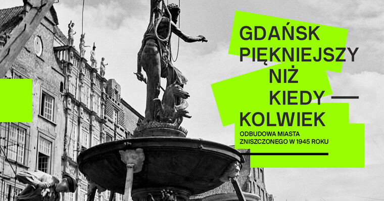 Grafika programu Wokół odbudowy Gdańska po 1945 roku. // Gdańsk piękniejszy niż kiedykolwiek.  W centrum czarno-biała fotografia przedstawiająca fontannę Neptuna podczas odbudowy w latach 50 XX wieku. 