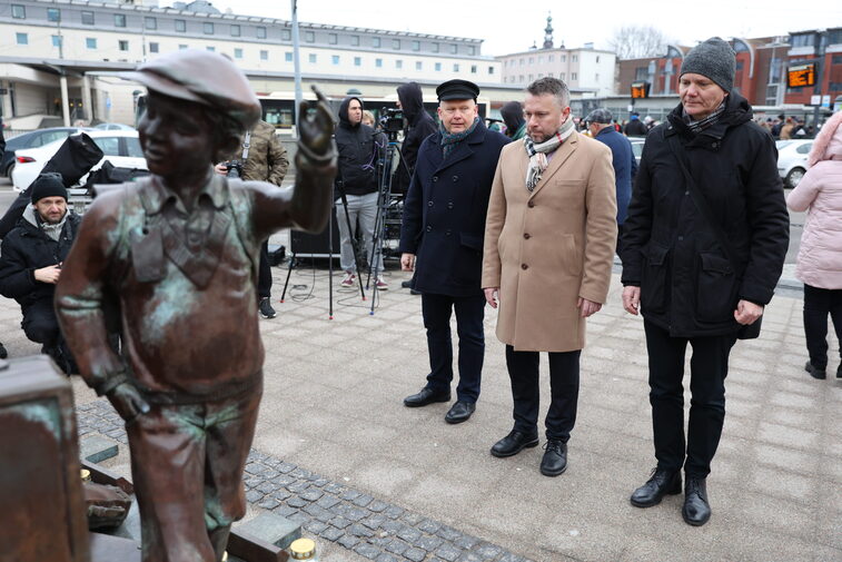 Znicze składają dyrektorzy Muzeum Gdańska Waldemar Ossowski i Janusz Marszalec oraz Maciej Kukla, przedstawiciel Urzędu Miejskiego W Gdańsku. 