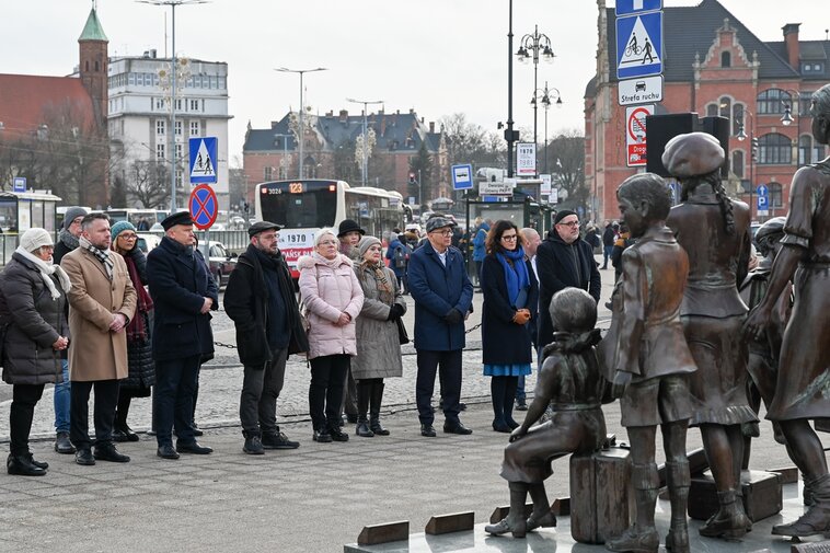 Uczestnicy uroczystości pod Pomnikiem Kindertransportów 