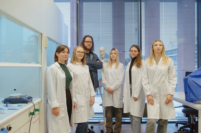 Obecna grupa badawcza w ramach projektu Plutonium w Laboratorium Biomateriałów i Biokompozytów w Centrum Nanotechnologii B. Od lewej: Magdalena Górecka, Maryia Khamenka, dr inż. Marcin Wekwejt, kierownik projektu, mgr inż. Monika Wojtala, Anna Melnyk, inż. Klaudia Piwko. Fot. Bartosz Bańka / Politechnika Gdańska