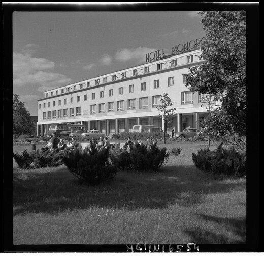 Fotografia czarno-biała. Fasada budynku Hotel Monopol. 