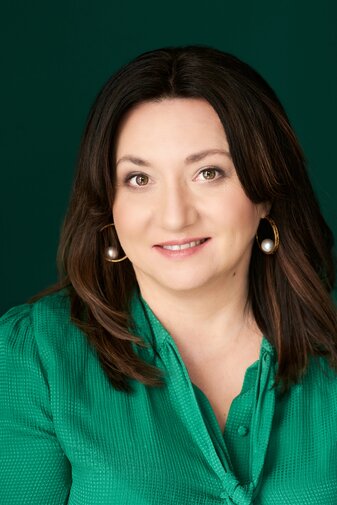 Zdjęcie. Portret Sylwii Zientek na zielonym tle. 