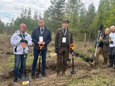 Wolontariusze KGHM posadzili kolejny las przy HMG (7).JPG