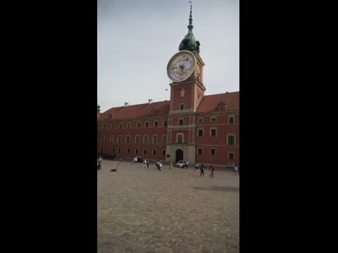 In the last days of April, videos showing a large teacup saucer appearing on the Clock Tower of the Royal Castle in Warsaw hit the web. Has the Royal Castle clock actually changed its appearance? One might have thought so! And all thanks to an innovative advertising formula (FOOH, or Fake Out of Home) and the technology behind it that enables the generation of an image that creates a hyperrealistic illusion. The Royal Castle in Warsaw was the first cultural institution in the world to use the FOOH solution in promotional activities to announce its newly opened Porcelain Gallery.
