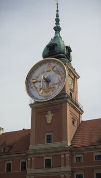 In the last days of April, videos showing a large teacup saucer appearing on the Clock Tower of the Royal Castle in Warsaw hit the web. Has the Royal Castle clock actually changed its appearance? One might have thought so! And all thanks to an innovative advertising formula (FOOH, or Fake Out of Home) and the technology behind it that enables the generation of an image that creates a hyperrealistic illusion. The Royal Castle in Warsaw was the first cultural institution in the world to use the FOOH solution in promotional activities to announce its newly opened Porcelain Gallery.