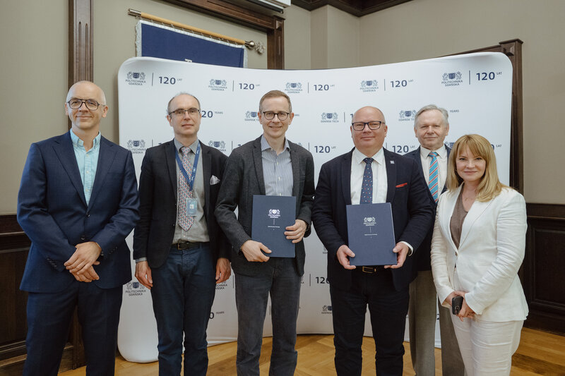 Od lewej: dr inż. Marcin Nowakowski, prof. Jerzy Proficz, dyrektor CI Task, Mikko Välimäki, prezes zarządu IQM Quantum Computers, prof. Krzysztof Wilde, rektor PG, prof. Józef Sienkiewicz, dziekan WFTiMS oraz Sylwia Barthel de Weydenthal, dyrektor IQM na rynek Europy Środkowo-Wschodniej. Fot. Bartosz Bańka/PG