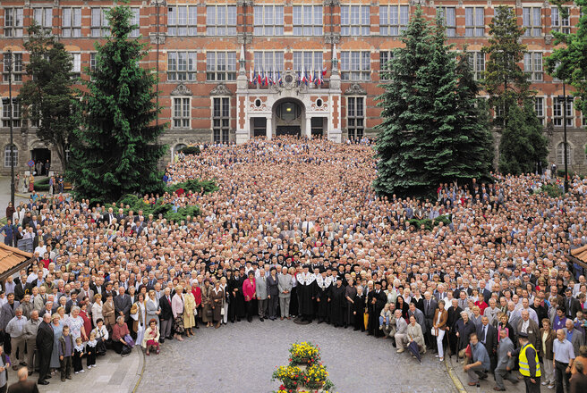 Zdjęcie Politechnicznej Rodziny wykonane z okazji jubileuszu uczelni w 2005 roku. Fot. Krzysztof Krzempek/PG