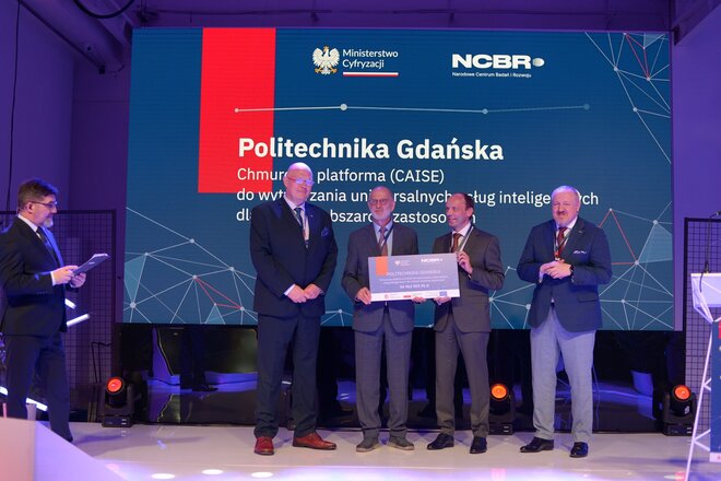 Na zdj. Michał Gramatyka, wiceminister cyfryzacji, prof. Henryk Krawczyk, kierownik projektu, Mariusz Miler, kanclerz PG, prof. Jerzy Małachowski, dyrektor NCBR. Fot. Ministerstwo Cyfryzacji