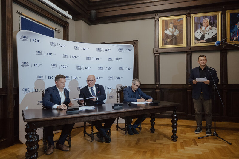Na zdjęciu od lewej: Mateusz Rzymowski, prezes zarządu REVOBEAM, prof. Krzysztof Wilde, rektor PG, Paweł Lulewicz, prezes zarządu PGZ Stoczni Wojennej, prof. Łukasz Kulas, naukowiec PG, inicjator utworzenia „Living Labu” na uczelni. Fot. Bartosz Bańka/PG