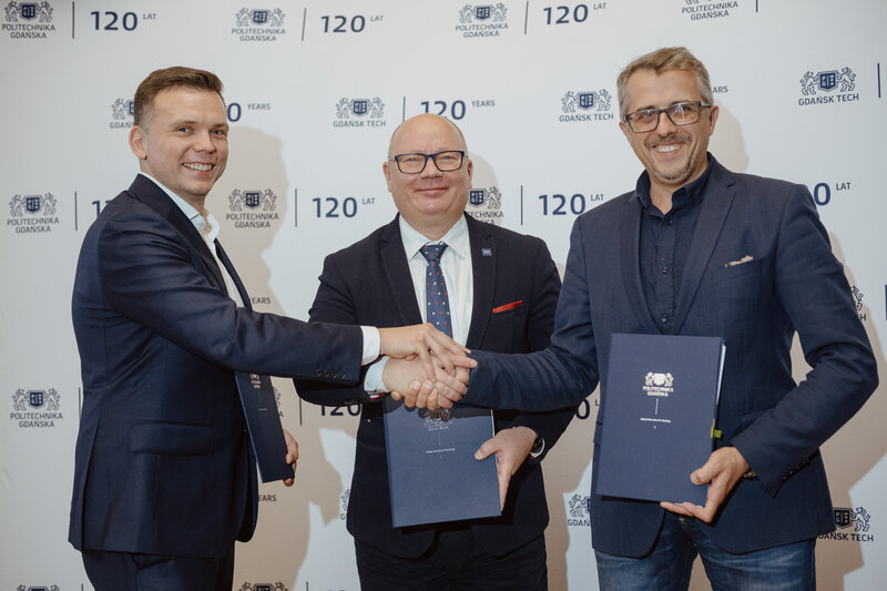 Na zdjęciu od lewej: Mateusz Rzymowski, prezes zarządu REVOBEAM, prof. Krzysztof Wilde, rektor PG, Paweł Lulewicz, prezes zarządu PGZ Stoczni Wojennej. Fot. Bartosz Bańka/PG