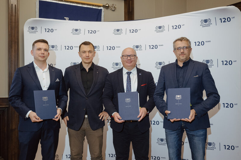 Na zdjęciu od lewej: Mateusz Rzymowski, prezes zarządu REVOBEAM, prof. Łukasz Kulas, naukowiec PG, inicjator utworzenia „Living Labu” na uczelni, prof. Krzysztof Wilde, rektor PG, Paweł Lulewicz, prezes zarządu PGZ Stoczni Wojennej. Fot. Bartosz Bańka/PG