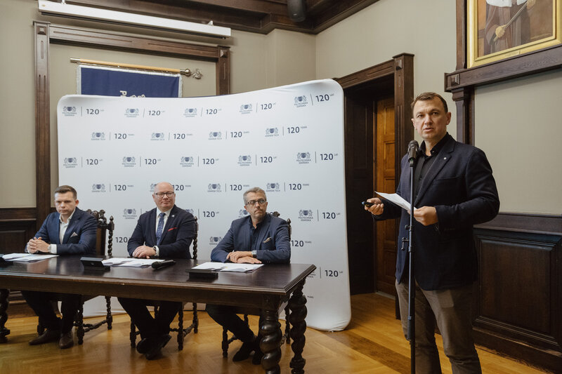Na zdjęciu od lewej: Mateusz Rzymowski, prezes zarządu REVOBEAM, prof. Krzysztof Wilde, rektor PG, Paweł Lulewicz, prezes zarządu PGZ Stoczni Wojennej, prof. Łukasz Kulas, naukowiec PG, inicjator utworzenia „Living Labu” na uczelni. Fot. Bartosz Bańka/PG
