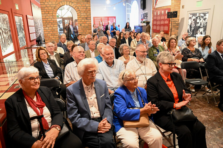 Od lewej: Henryka Flisykowska-Kledzik, Dieter Schenk oraz Hanna Pietrzkiewicz. W drugim rządzie Antje Grotheer oraz wnukowie Bernarda Binnebesela. 