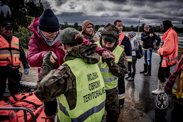 Terytorialsi wciąż walczą ze skutkami powodzi