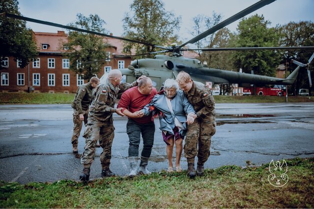 Terytorialsi wciąż walczą ze skutkami powodzi