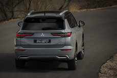 New Outlander PHEV_016L.jpg