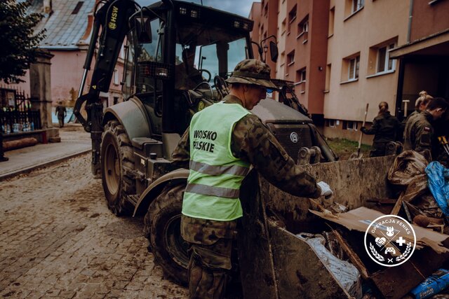 Wojsko wciąż walczy ze skutkami kataklizmu