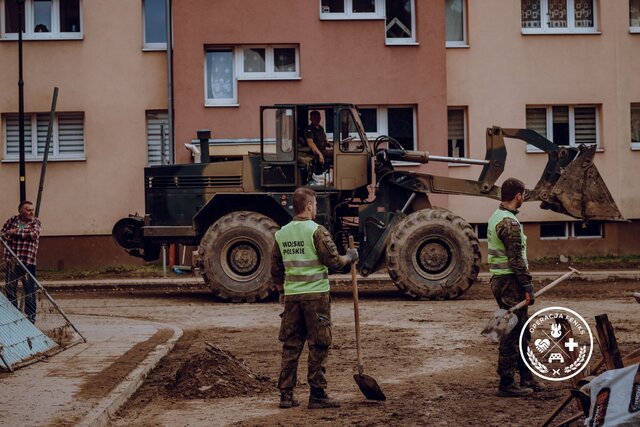 Wojsko wciąż walczy ze skutkami kataklizmu